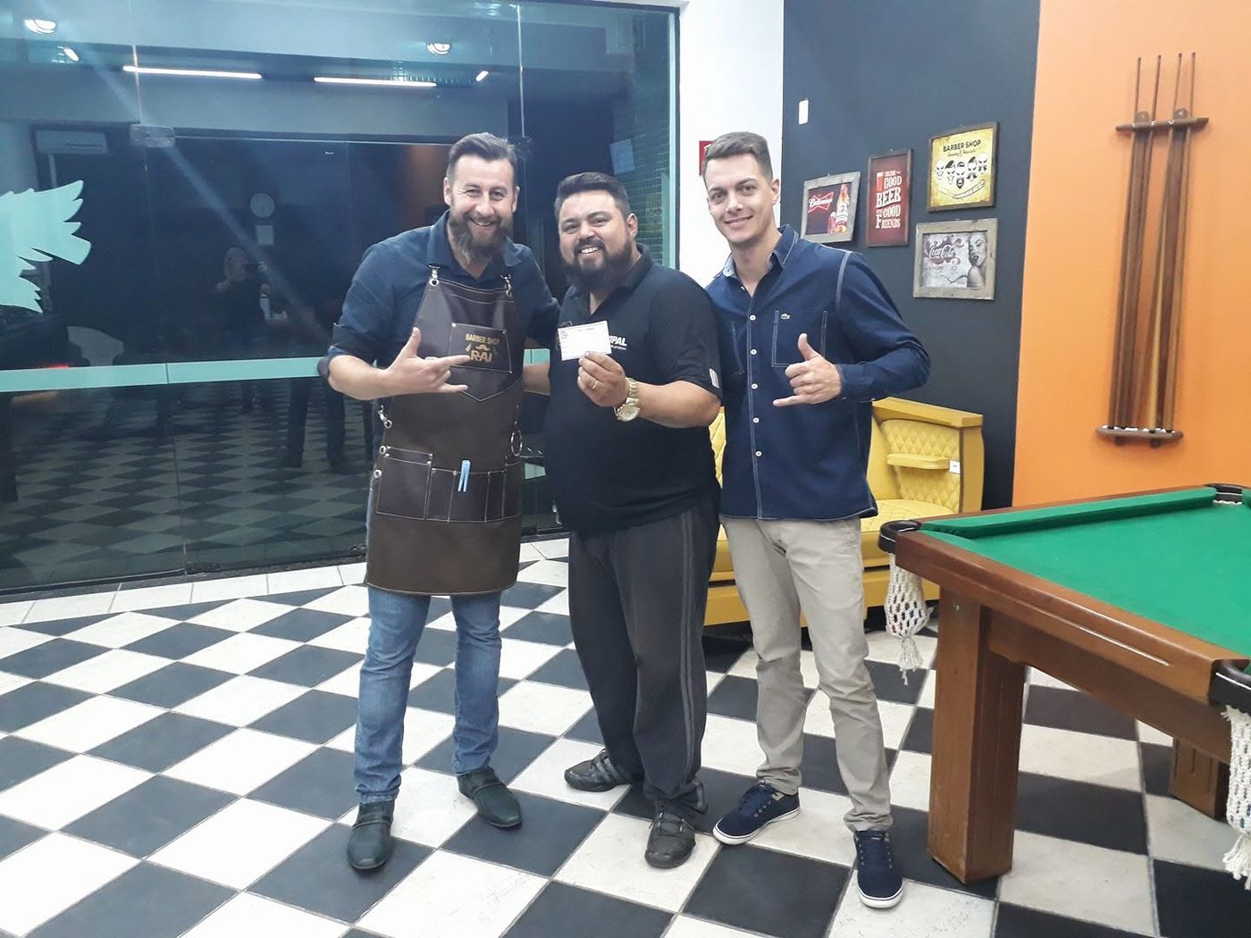 Salão da Barbearia Kist com mesa de sinuca