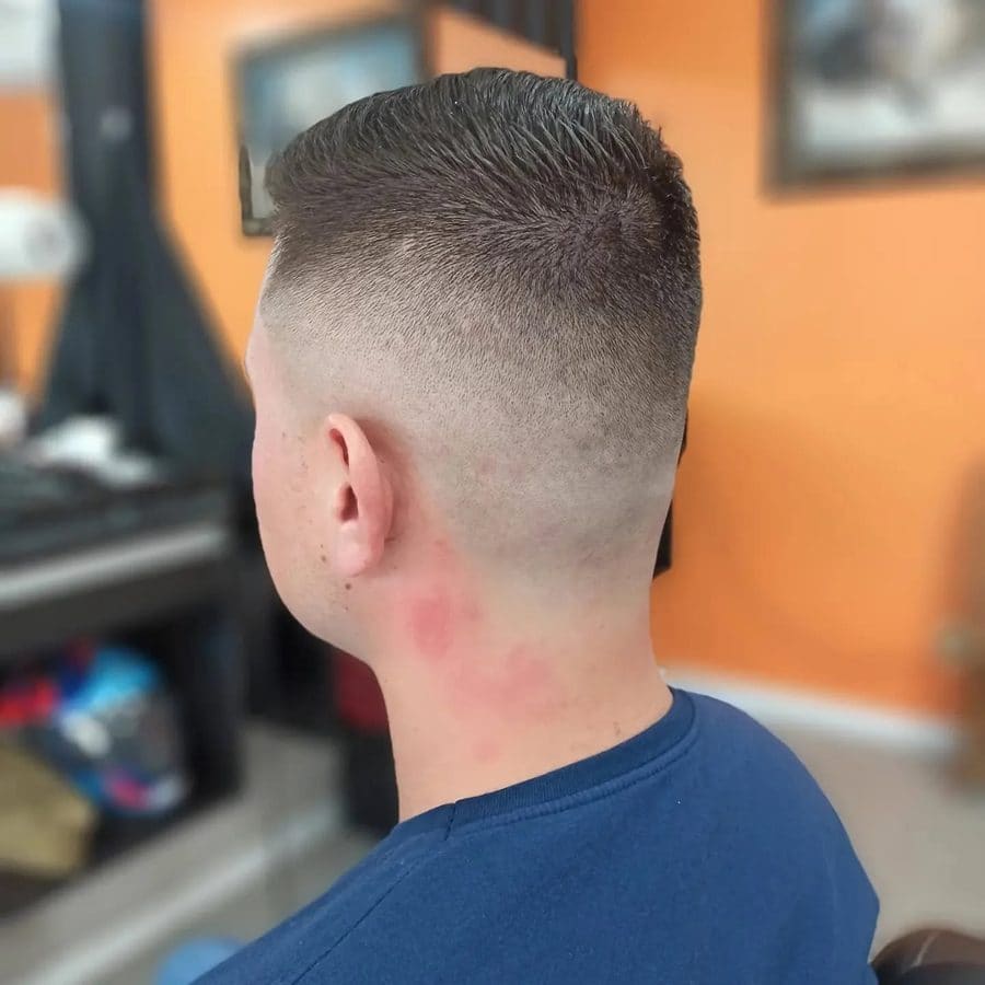 Corte com volume no topo e degradê alto