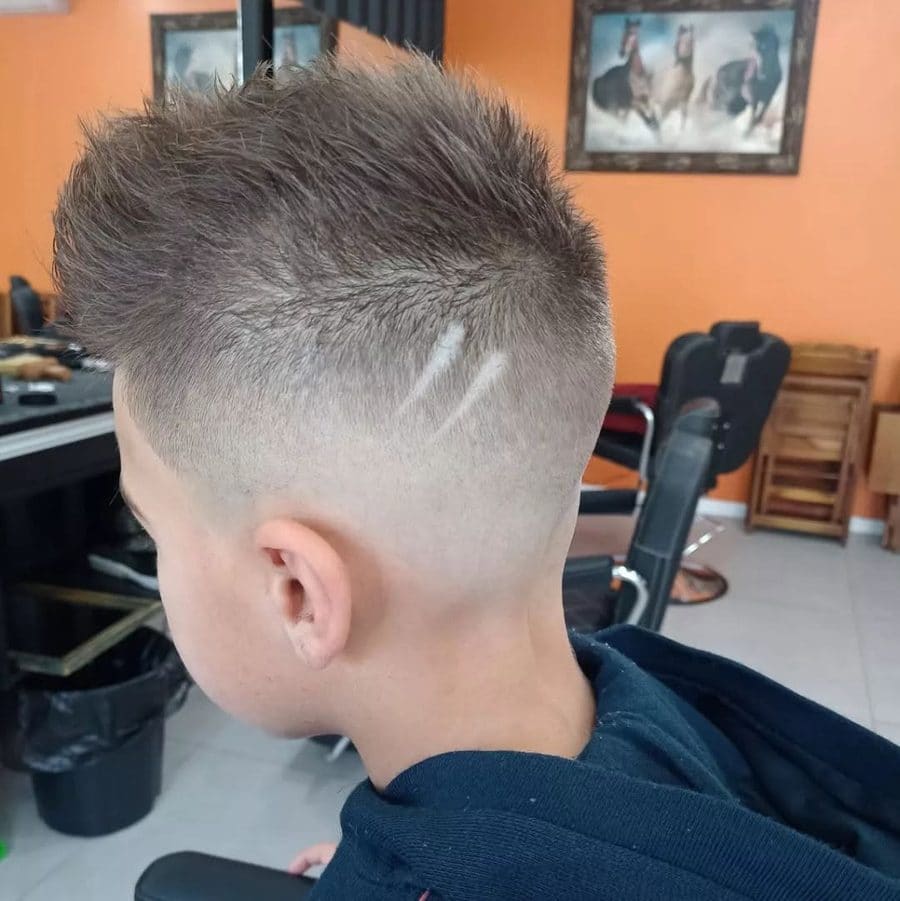 Corte curto com risco e acabamento na navalha