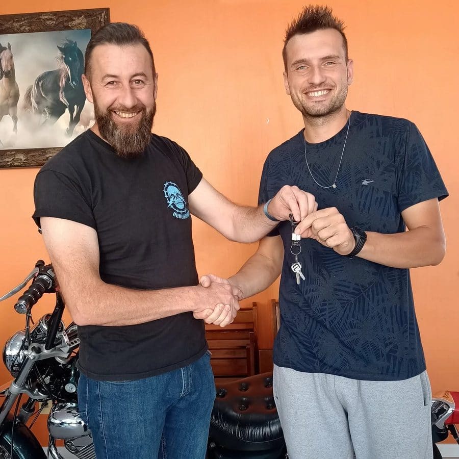 Cliente e barbeiro depois do atendimento